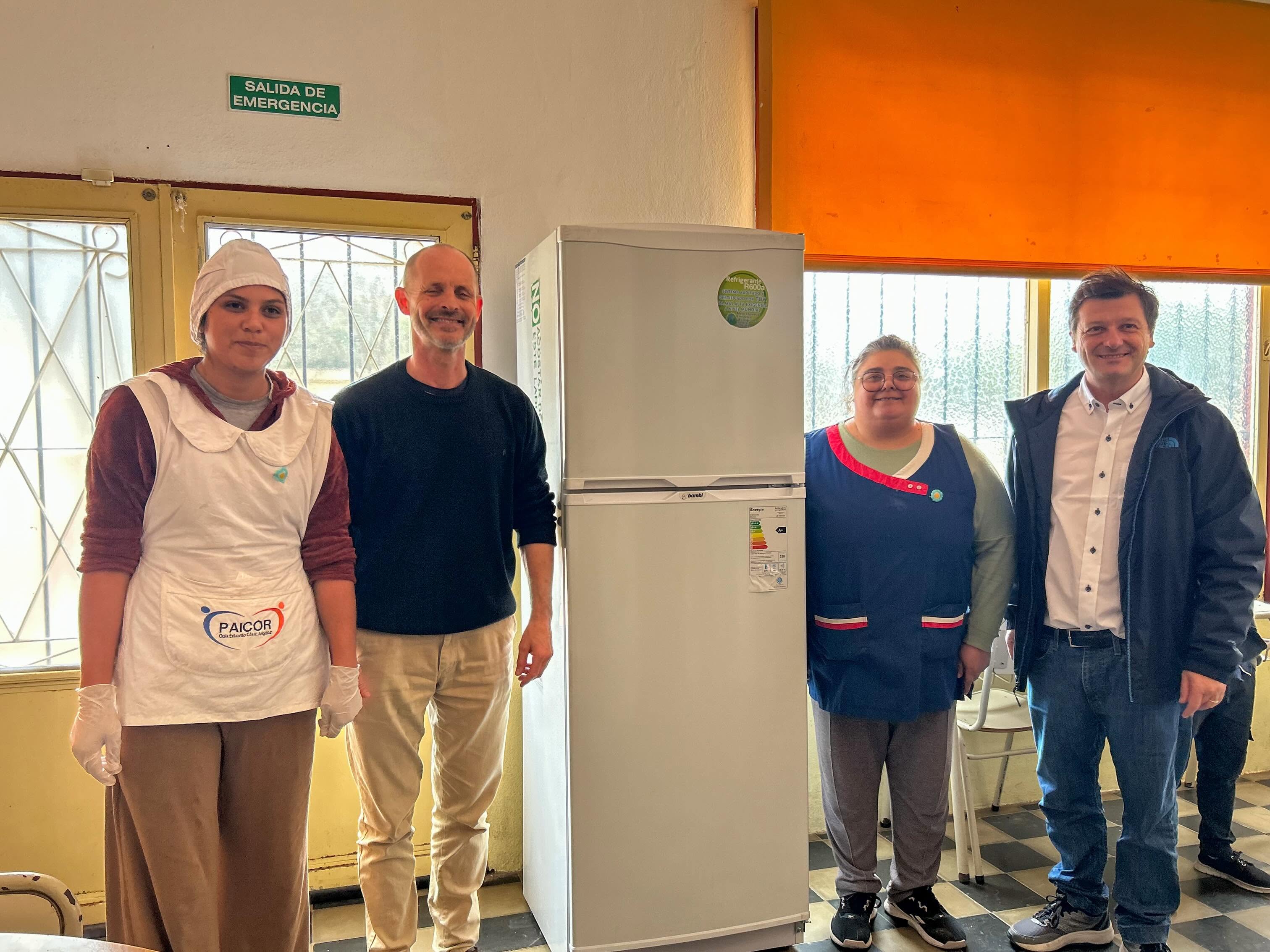 Nueva heladera con freezer  para la escuela rural Fray Luis Beltrán