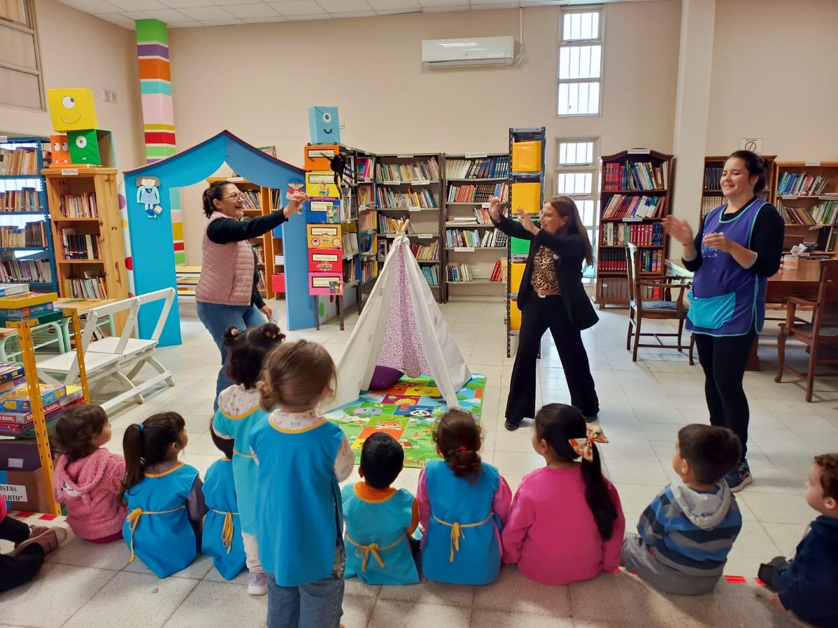 Nuestros niños de Sala Cuna visitaron la Biblioteca Quilcahuasi